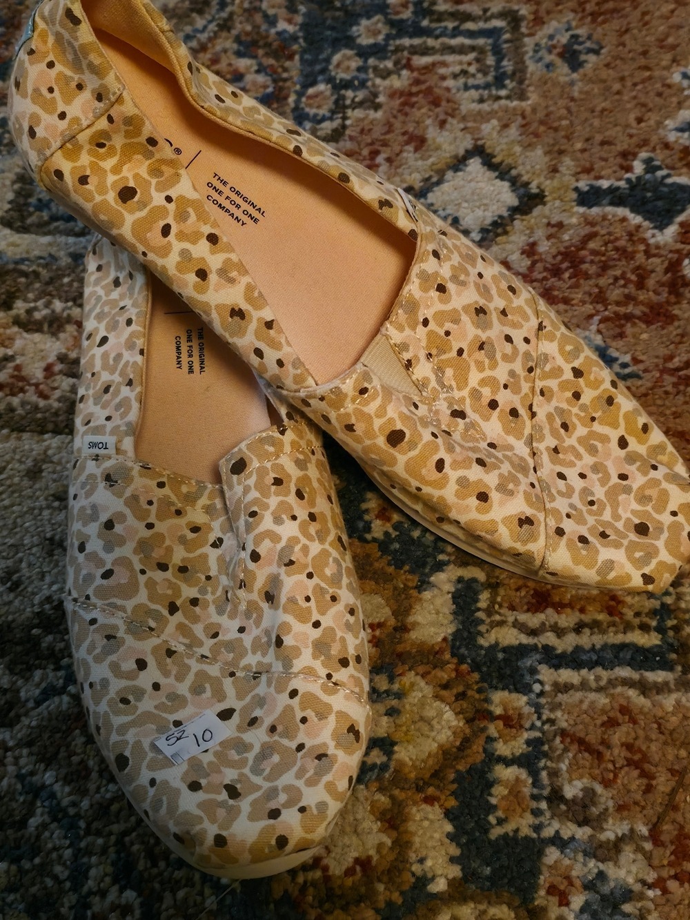 4/$67 Deal! TOMS Women's Classic Slip-On in Beige Colourful Print
